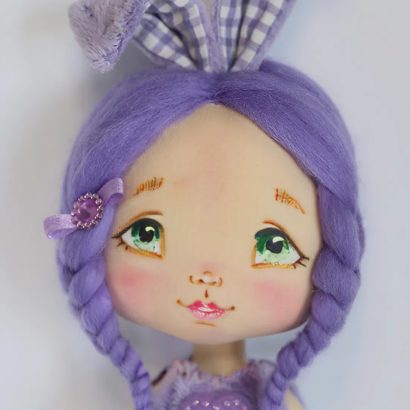 Маленька лялька іграшкова зайка у плюшевому комбінезоні