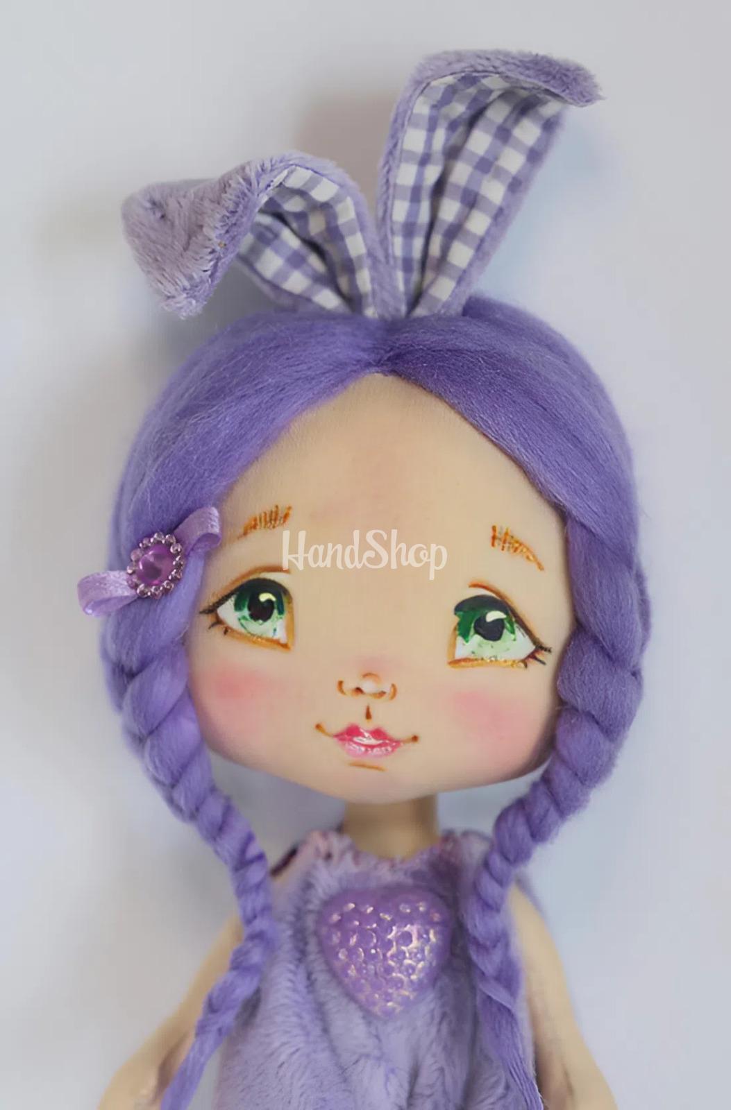 Маленька лялька іграшкова зайка у плюшевому комбінезоні Маленька лялька іграшкова зайка у плюшевому комбінезоні