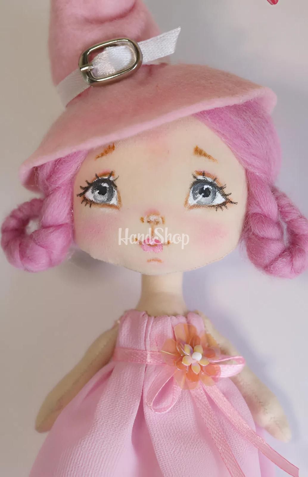 Відьмочка інтер’єрна лялька з рожевим волоссям Відьмочка інтер’єрна лялька з рожевим волоссям