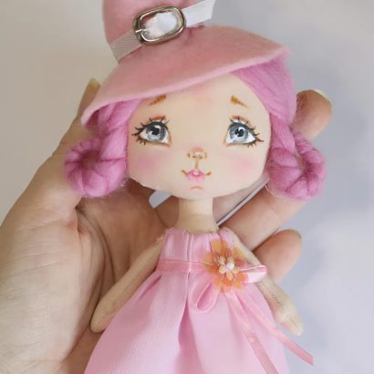 Відьмочка інтер’єрна лялька з рожевим волоссям