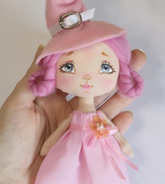 Відьмочка інтер’єрна лялька з рожевим волоссям