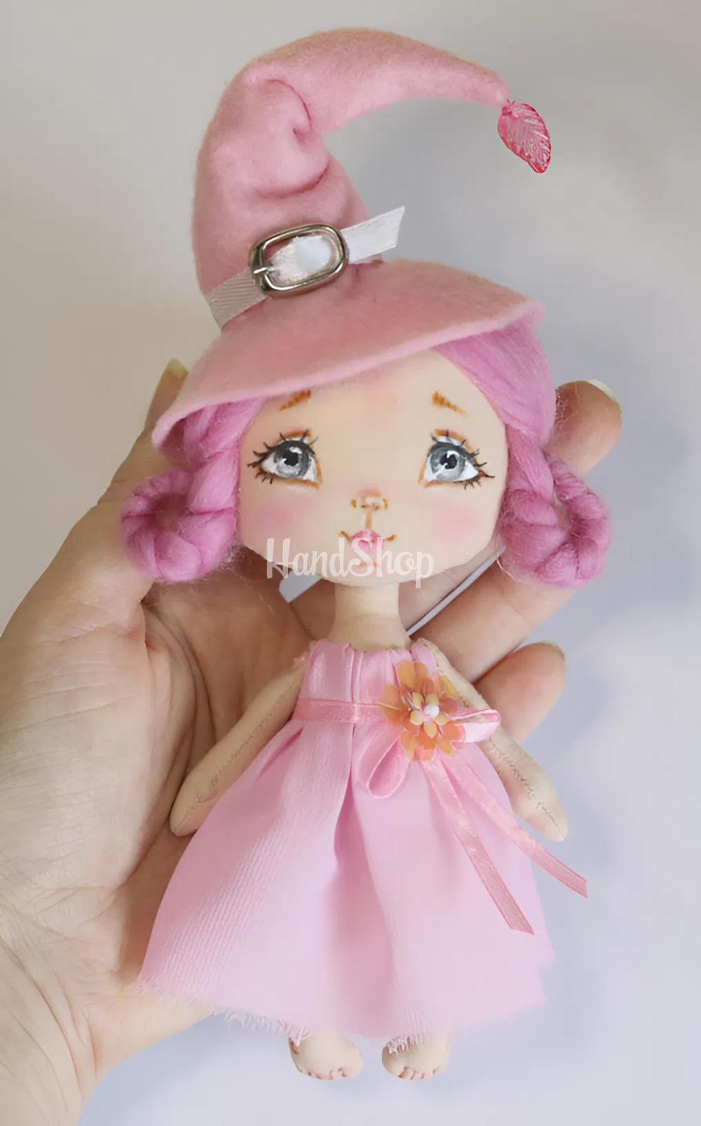 Відьмочка інтер’єрна лялька з рожевим волоссям Відьмочка інтер’єрна лялька з рожевим волоссям