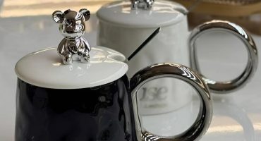 Керамическая чашка с мишкой и ложечкой: универсальный подарок для любого события и возраста