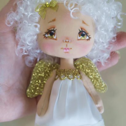 Сувенірна лялька білявка з кудрявим волоссям ангелик