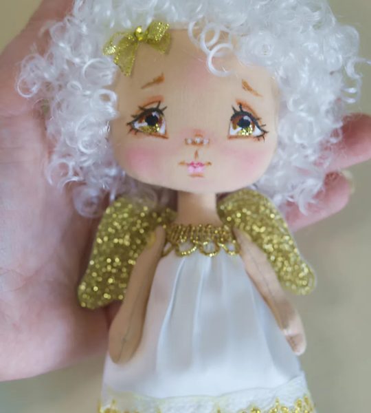 Сувенірна лялька білявка з кудрявим волоссям ангелик