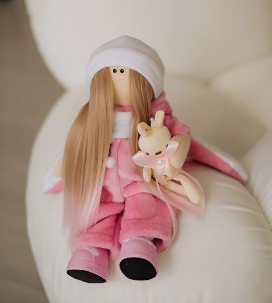 Ігрова тільда лялька сплюшка в рожевому комбінезоні