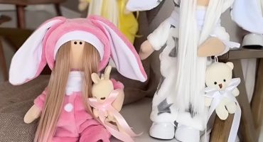 Интерьерная игровая кукла зайчик сплюшка в розовом комбинизоне - стильный акцент для вашего дома