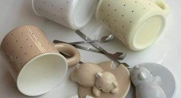 Керамічна чашка зі сплячим ведмежам на кришці та металевою ложкою: ваш ідеальний супутник для чаювання!