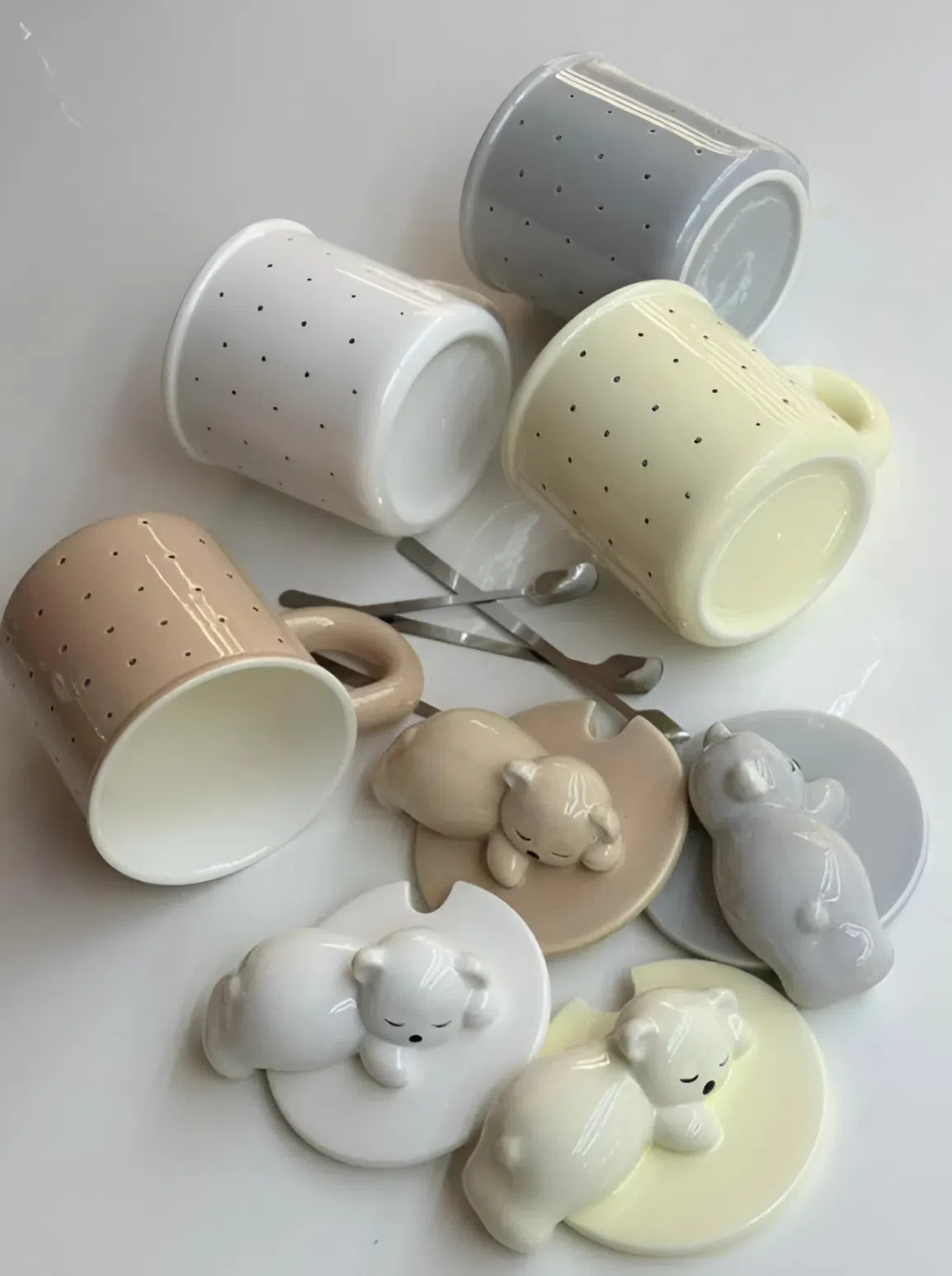 Керамічна чашка зі сплячим ведмежам на кришці та металевою ложкою: ваш ідеальний супутник для чаювання!