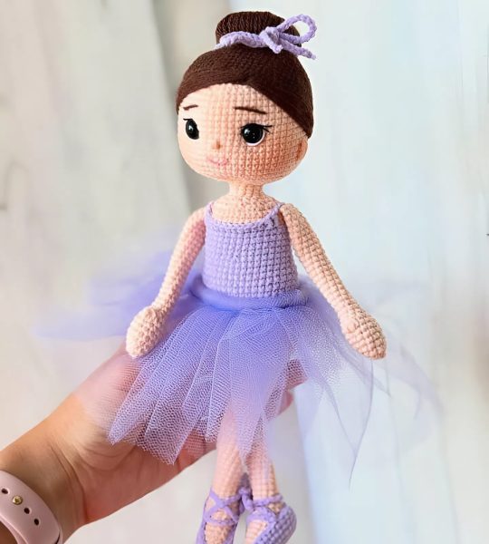 Ігрова в’язана лялька балерина в пуантах та фіолетовій пачці