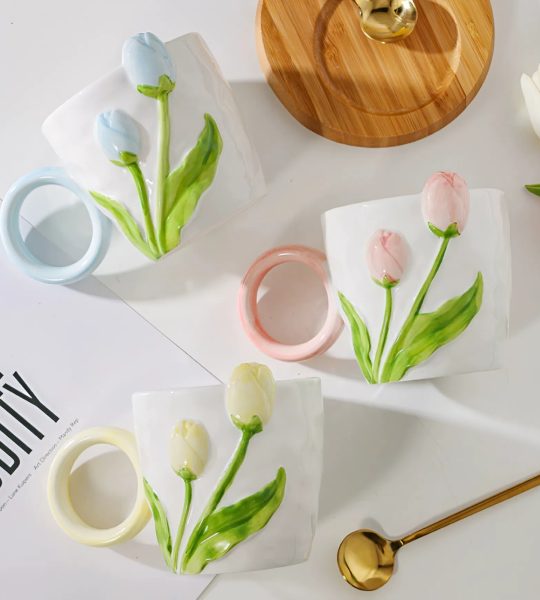 Жіноча чашка біла керамічна з квітами тюльпани (на вибір!)