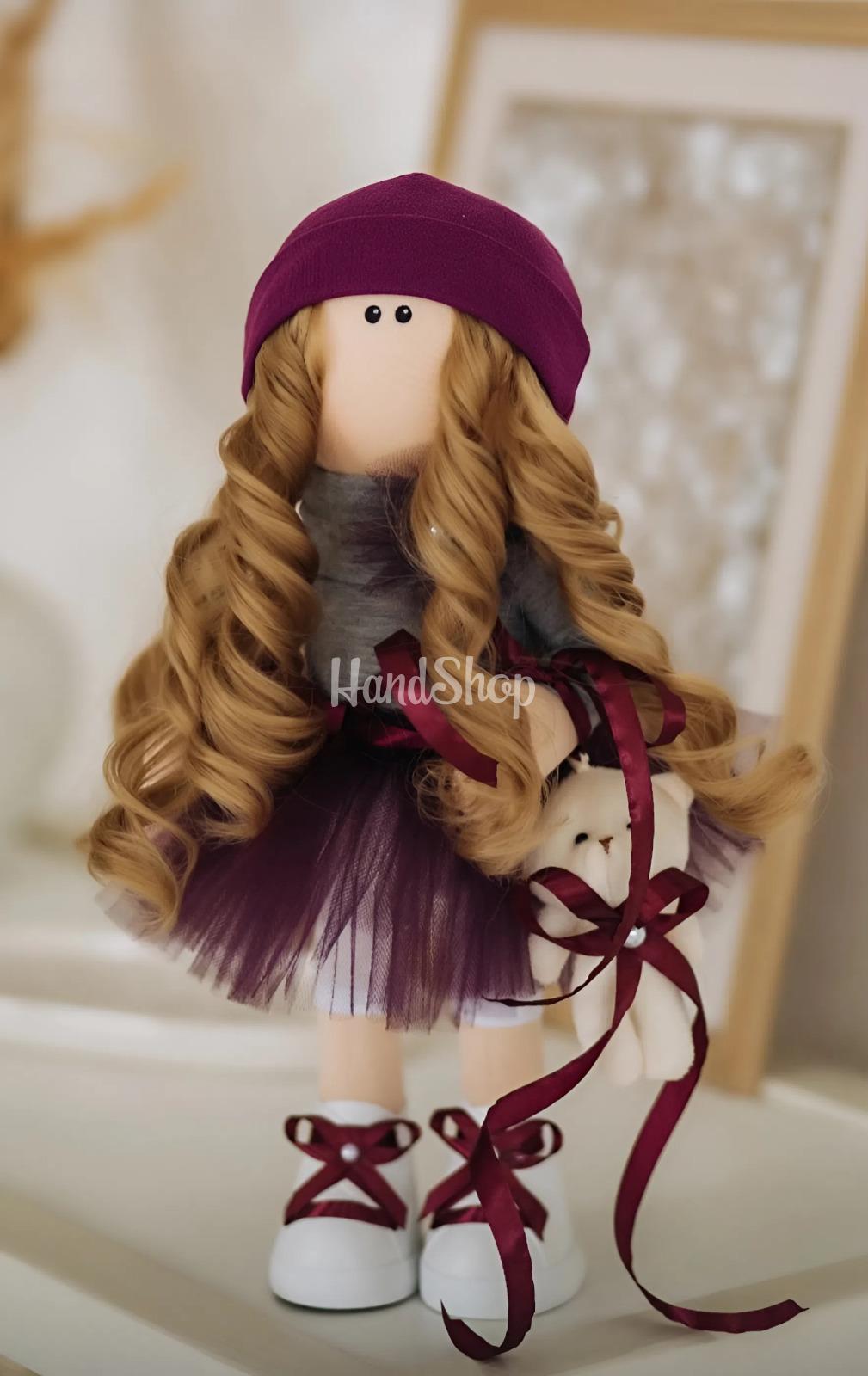 Сувенірна лялька тільда з кудрявим довгим волоссям з квітами Сувенірна лялька тільда з кудрявим довгим волоссям з квітами