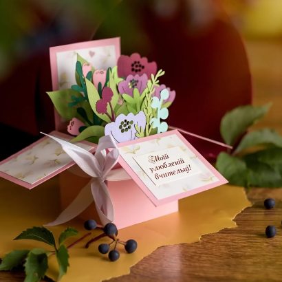 Листівка об’ємна коробочка сувенір з квітами вчительці