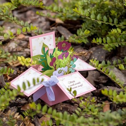 Листівка об’ємна коробочка сувенір з квітами вчительці