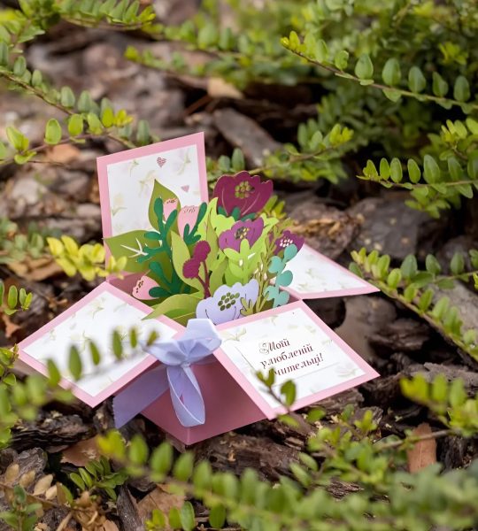Листівка об’ємна коробочка сувенір з квітами вчительці
