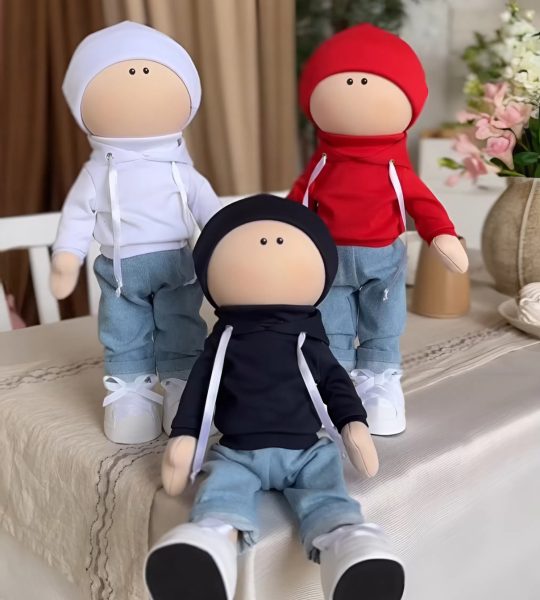 Сувенірна авторська інтер'єрна лялька хлопець в джинсах