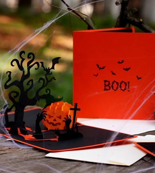 Авторська 3d листівка з деревом та гарбузом на хеловін BOO
