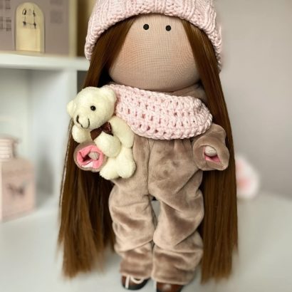 Ігрова лялька текстильна в комбінезоні, шапочці ведмедик
