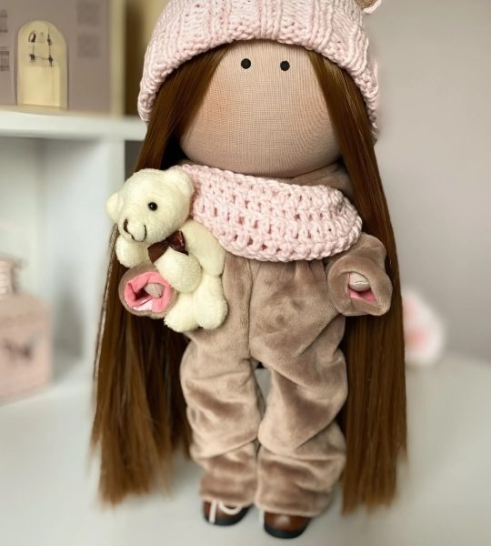 Ігрова лялька текстильна в комбінезоні, шапочці ведмедик