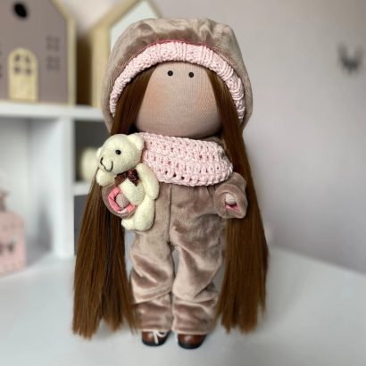 Ігрова лялька текстильна в комбінезоні, шапочці ведмедик