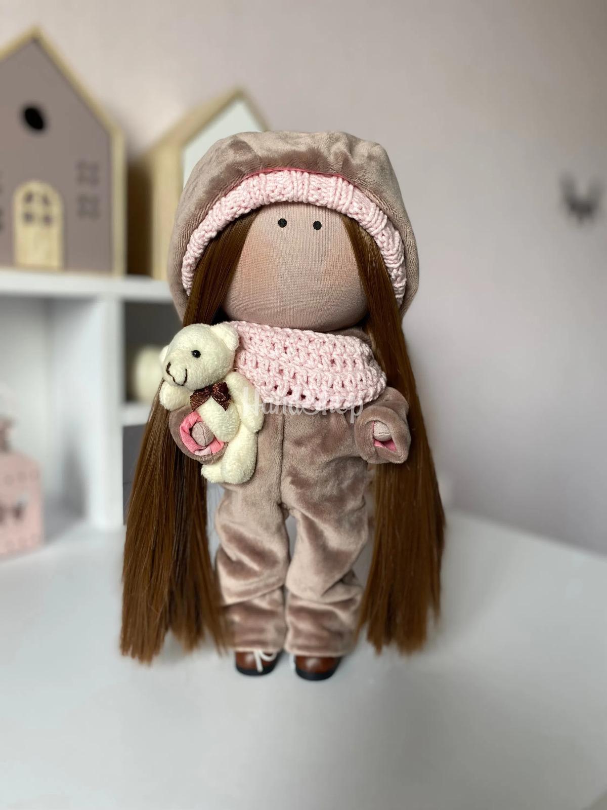 Ігрова лялька текстильна в комбінезоні, шапочці ведмедик Ігрова лялька текстильна в комбінезоні, шапочці ведмедик