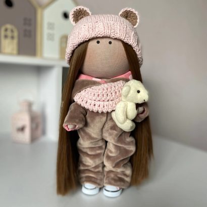 Ігрова лялька текстильна в комбінезоні, шапочці ведмедик