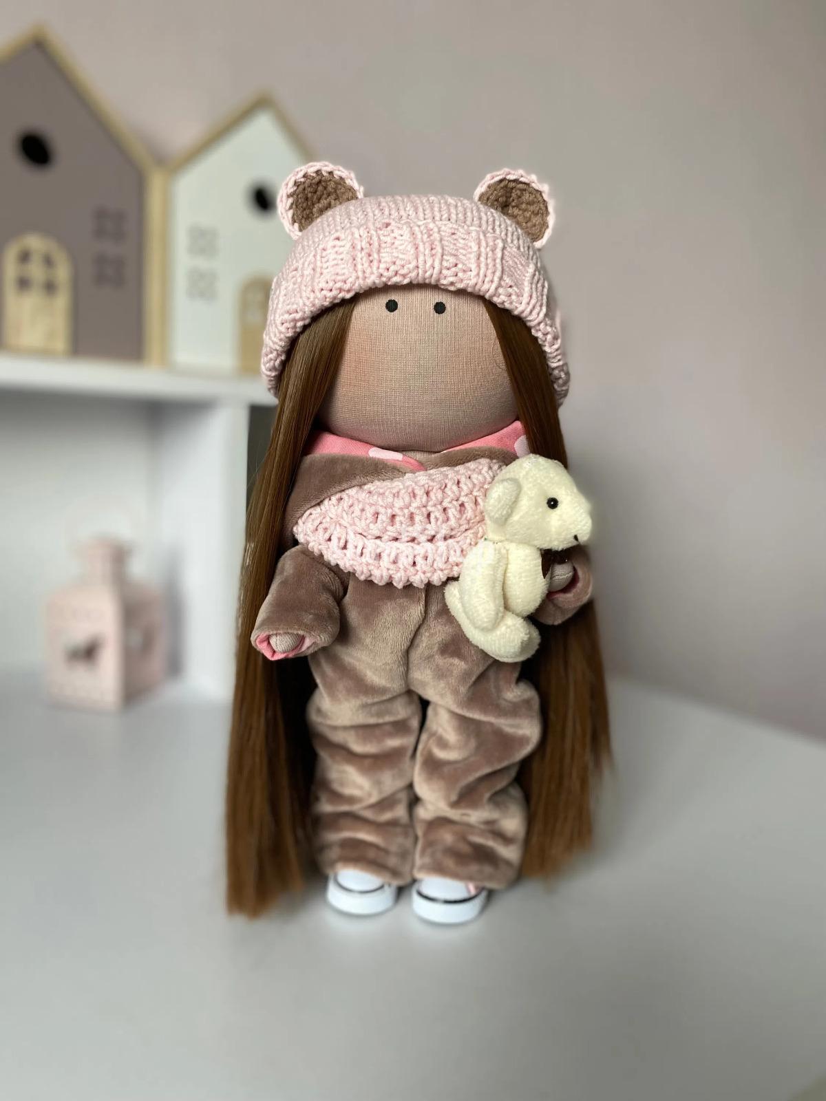 Ігрова лялька текстильна в комбінезоні, шапочці ведмедик Ігрова лялька текстильна в комбінезоні, шапочці ведмедик