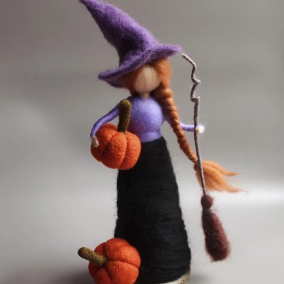 Лялька відьмочка з вовни на дерев’яній підставці Halloween