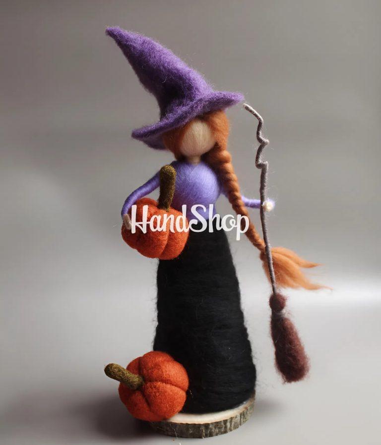 Кукла ведьмочка на деревянной подставке Halloween 2025 — фото 1