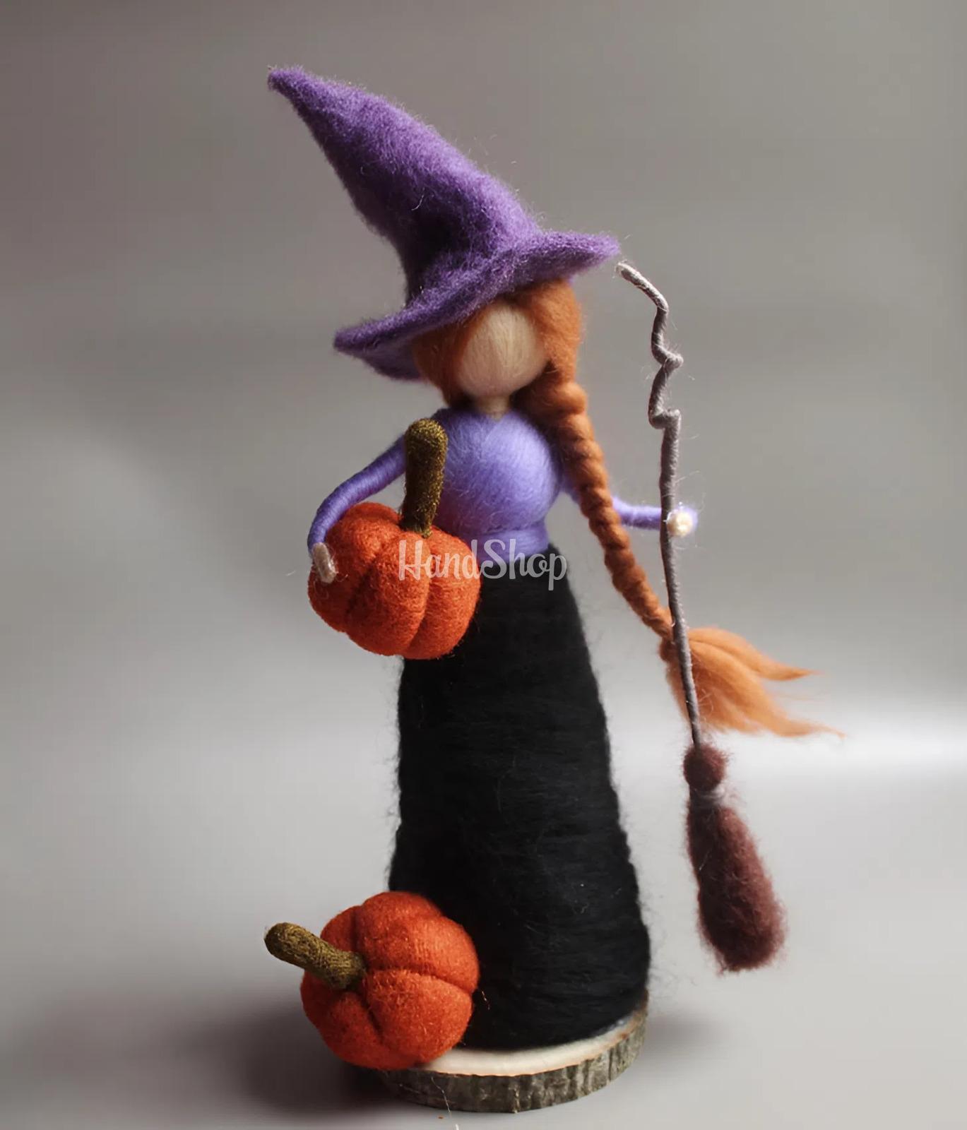Лялька відьмочка з вовни на дерев’яній підставці Halloween Лялька відьмочка з вовни на дерев’яній підставці Halloween
