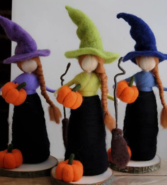 Лялька відьма оберіг з вовни на дерев’яній підставці Halloween