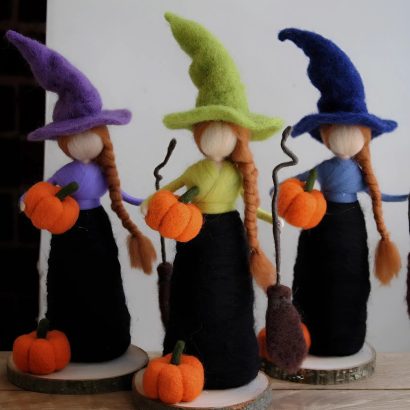 Лялька відьмочка з вовни на дерев’яній підставці Halloween