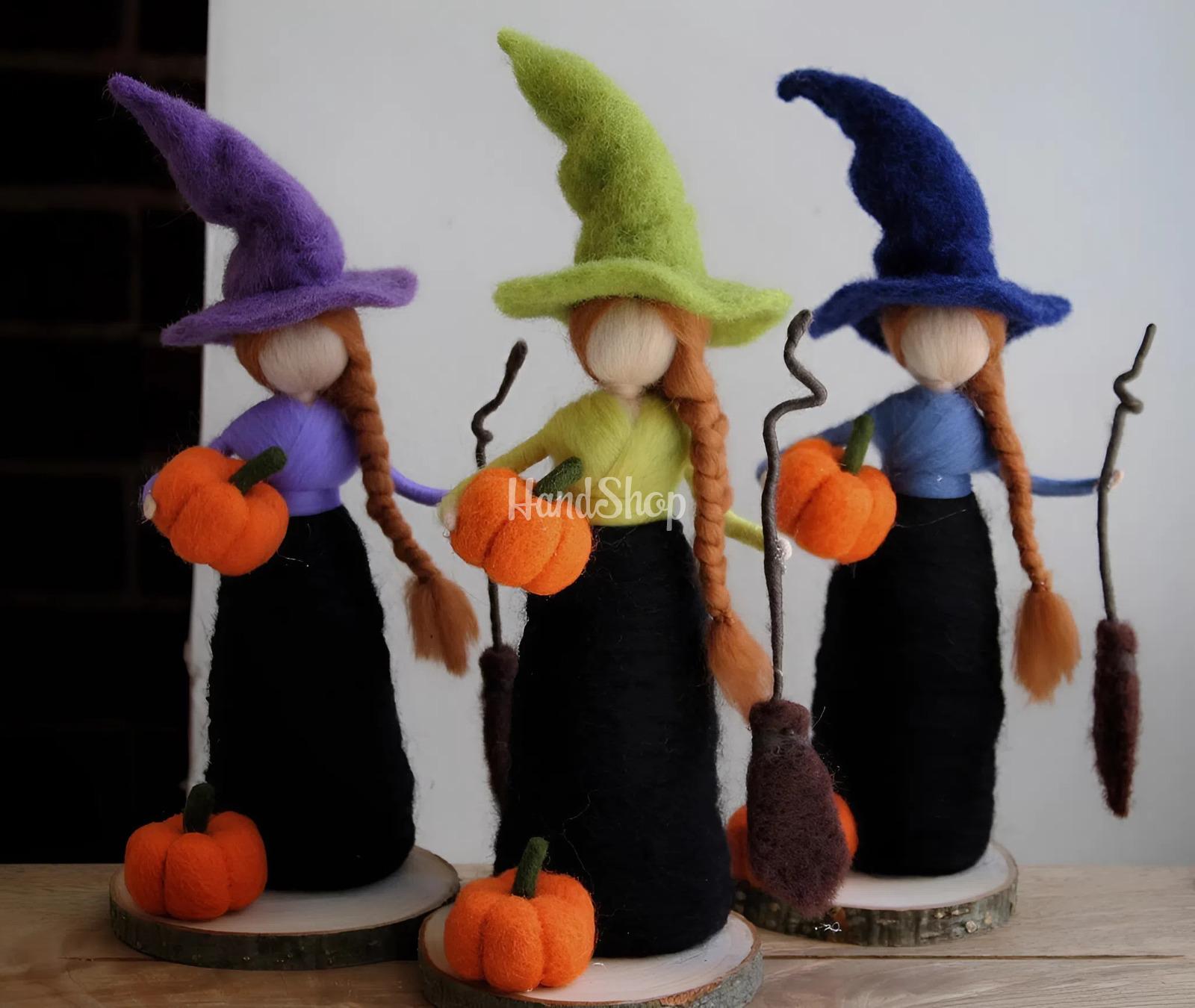 Лялька відьмочка з вовни на дерев’яній підставці Halloween Лялька відьмочка з вовни на дерев’яній підставці Halloween