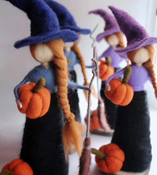 Лялька відьма оберіг з вовни на дерев’яній підставці Halloween