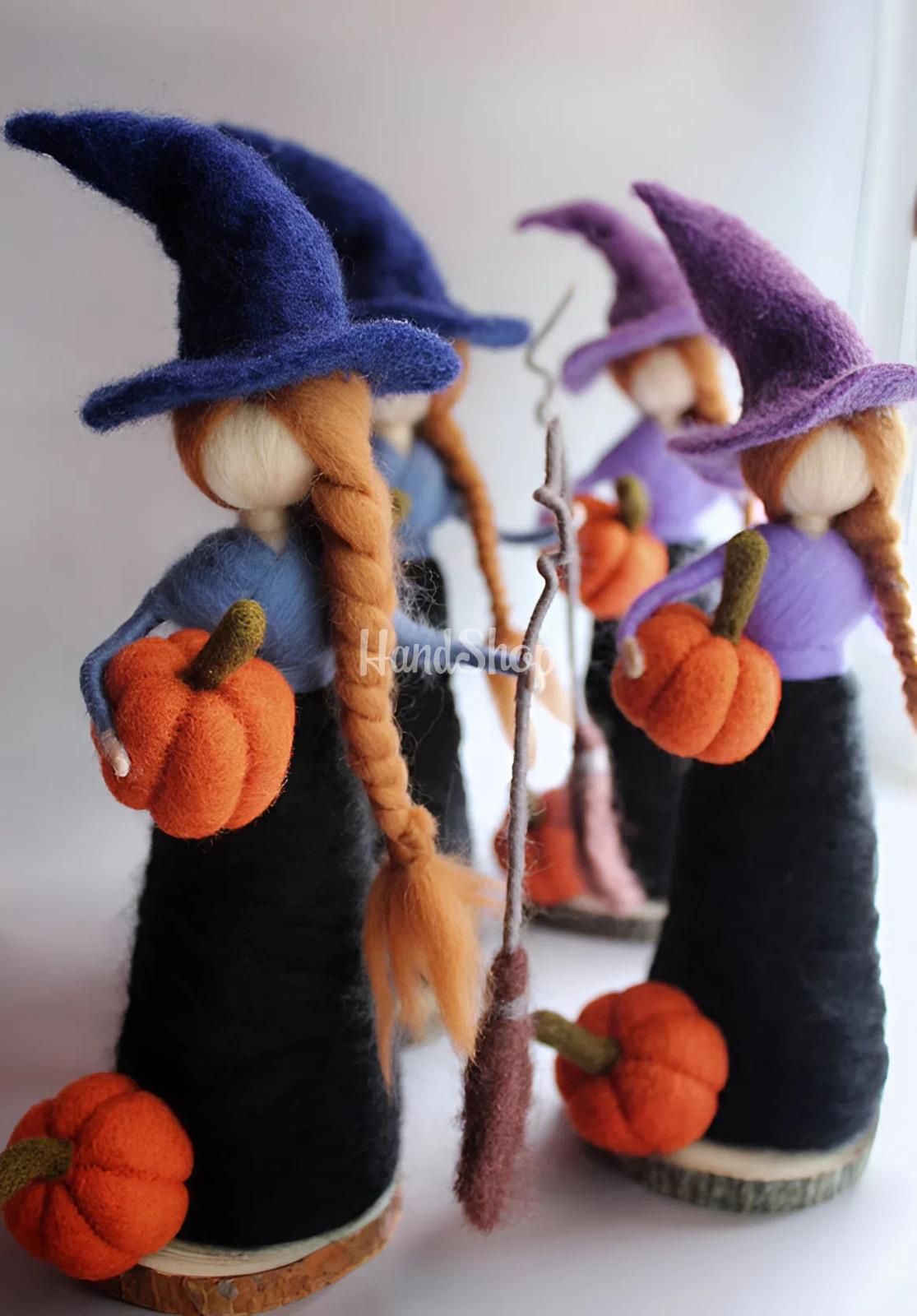 Лялька відьма оберіг з вовни на дерев’яній підставці Halloween Лялька відьма оберіг з вовни на дерев’яній підставці Halloween