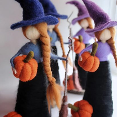 Лялька відьмочка з вовни на дерев’яній підставці Halloween