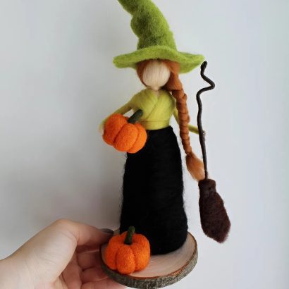 Кукла ведьма оберег на подставке Halloween 2025