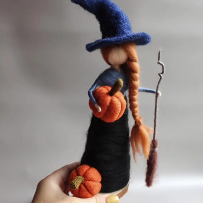 Лялька відьма оберіг на дерев’яній підставці Halloween