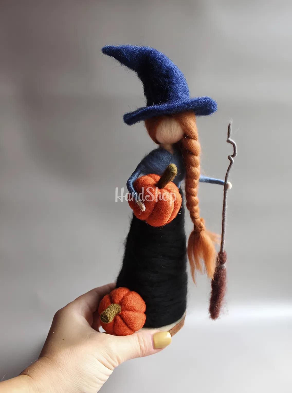 Лялька відьма оберіг на дерев’яній підставці Halloween Лялька відьма оберіг на дерев’яній підставці Halloween