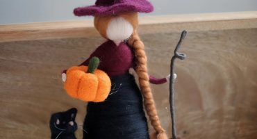 Лялька з шерсті ручної роботи - руда відьмочка Halloween 2025 на дерев'яній підставці з чорним котиком: магія в кожній деталі
