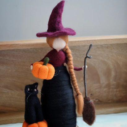 Лялька відьма з чорним котом на дерев’яній підставці Halloween