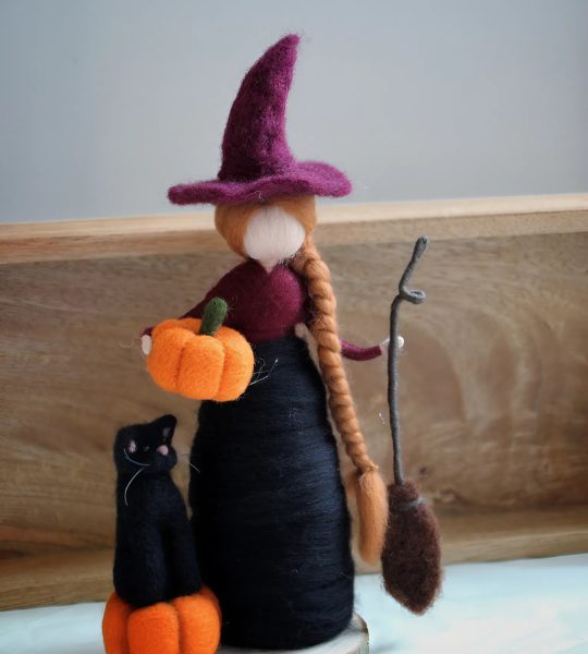 Лялька відьма з чорним котом на дерев’яній підставці Halloween