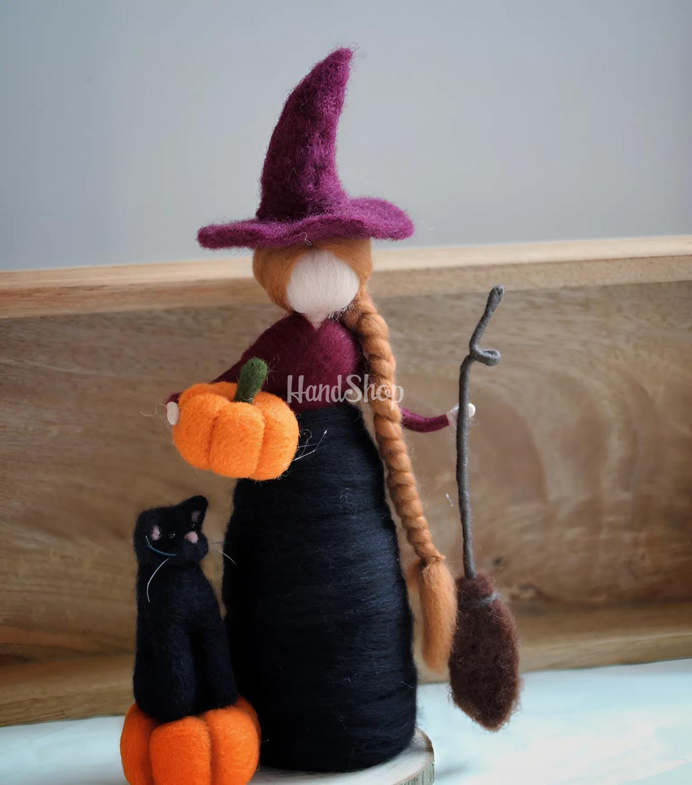 Лялька відьма з чорним котом на дерев’яній підставці Halloween Лялька відьма з чорним котом на дерев’яній підставці Halloween