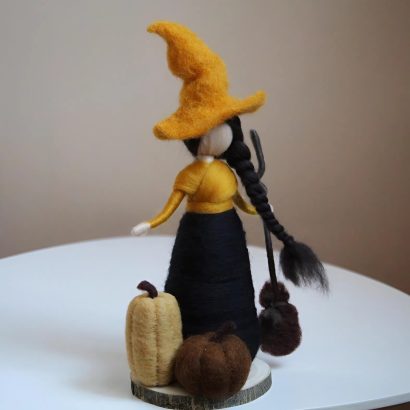 Сувенірна лялька відьмочка з вовни на підставці Halloween