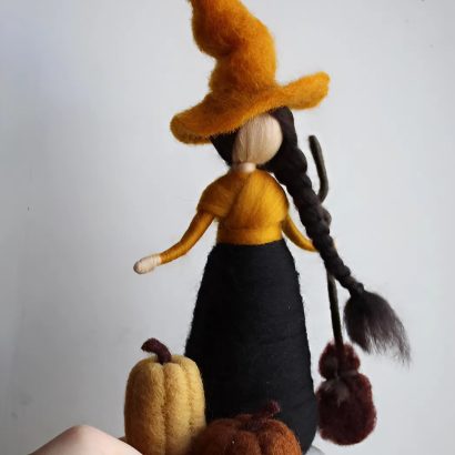 Сувенірна лялька відьмочка з вовни на підставці Halloween