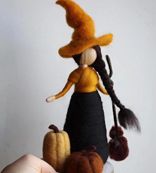 Сувенірна лялька відьмочка з вовни на підставці Halloween