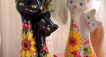 Керамічна ручна робота: біла пара котиків з петриківським розписом з квітами соняшника й калини
