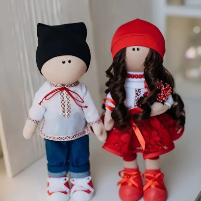 Українська пара ляльки наречений і наречена в вишиванках