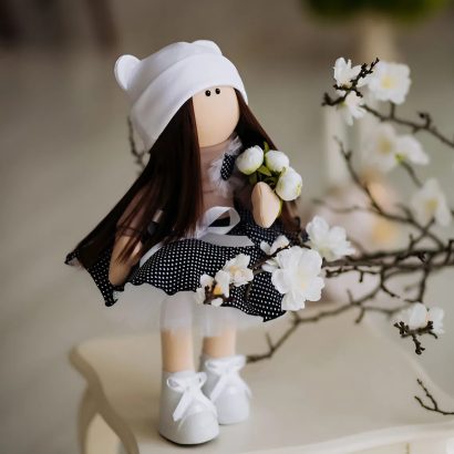 Інтер’єрна лялька текстильна сувенірна вчителька з квітами