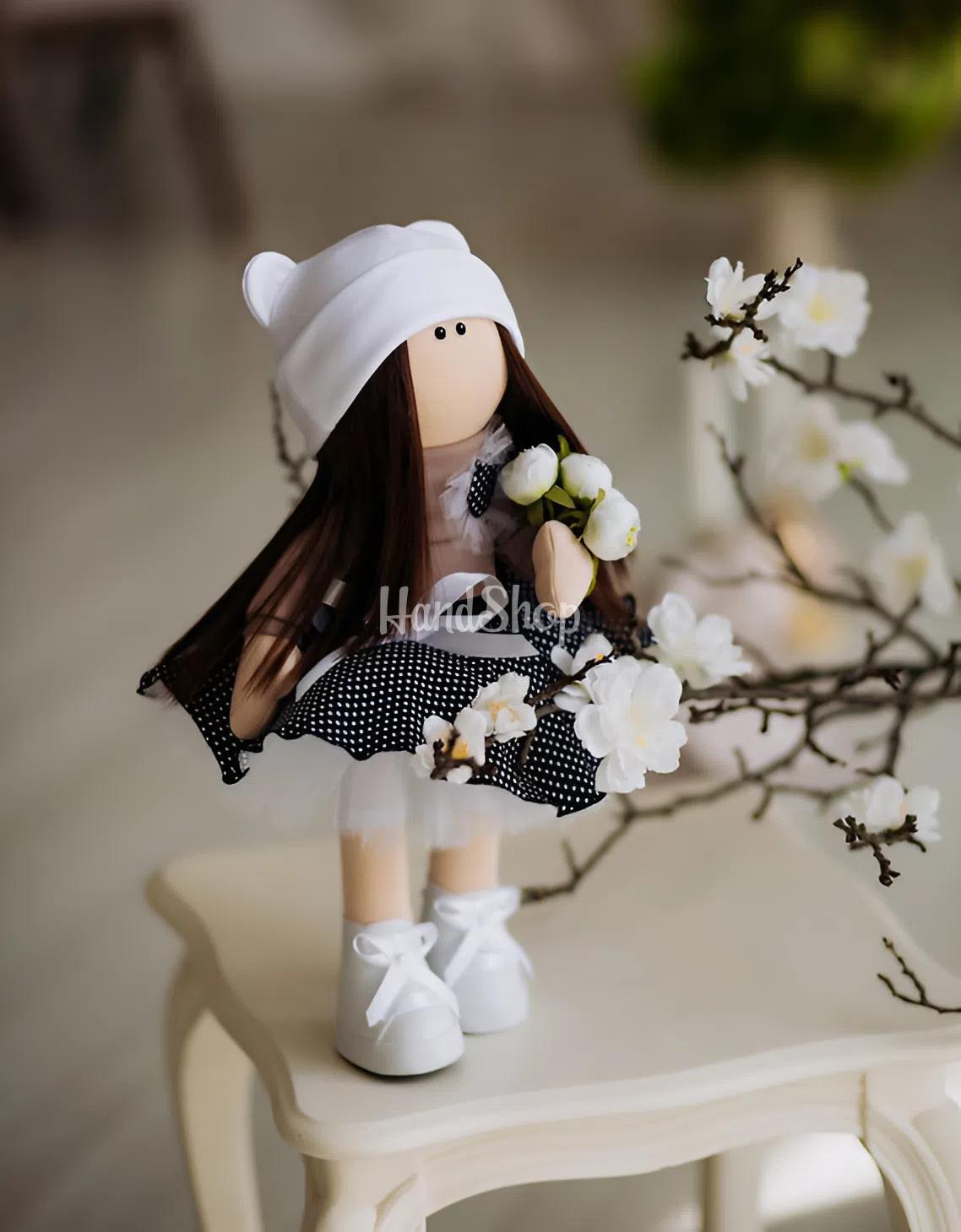 Інтер’єрна лялька текстильна сувенірна вчителька з квітами Інтер’єрна лялька текстильна сувенірна вчителька з квітами